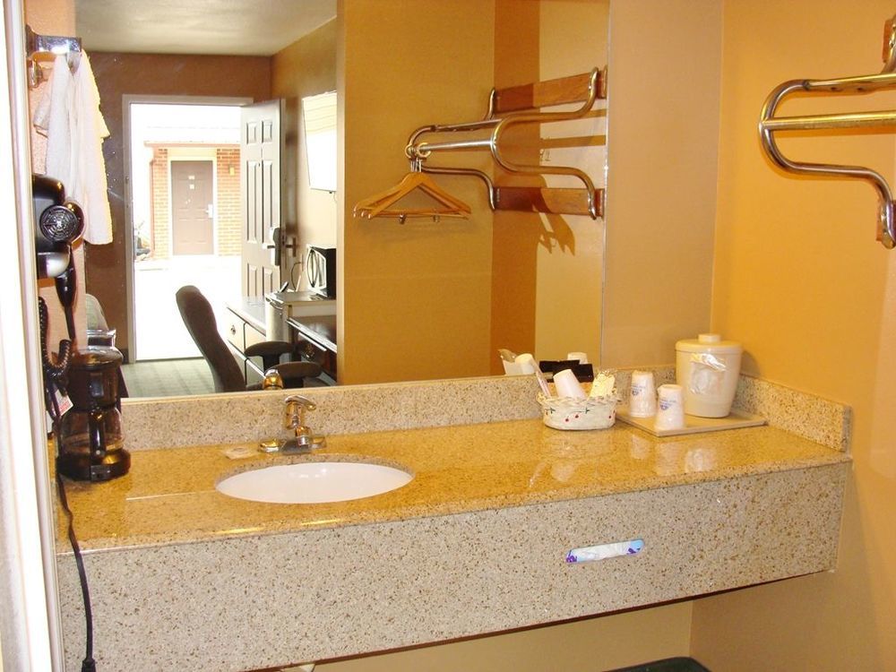 Americas Best Value Inn And Suites Siloam Springs Room photo